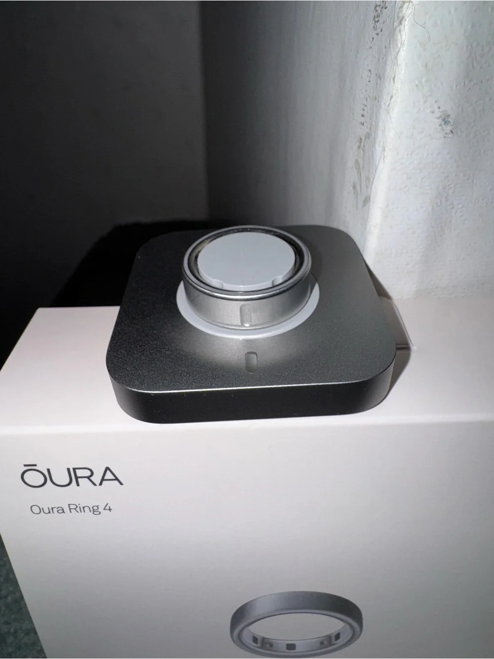 oura ring 4 size 9 brushed silver with 2 dock and battery charger